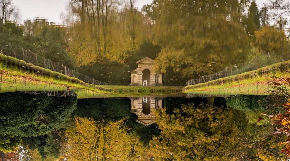 Mirror Pond at Belton House, by Flickr user Rich Bamford (https://www.flickr.com/photos/myrialejean/)