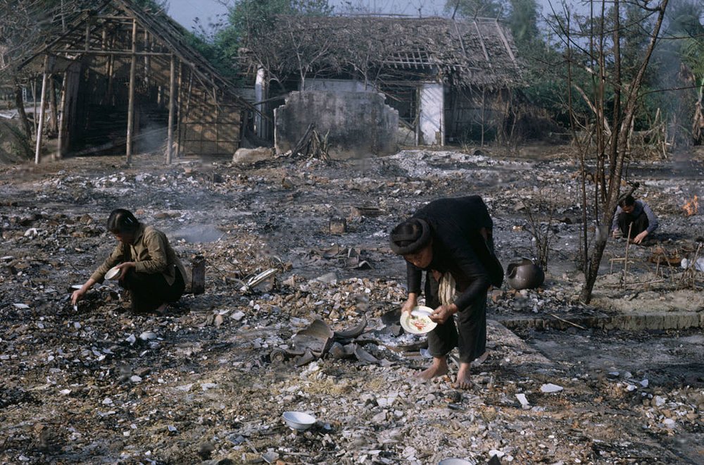 Title: VIETNAM WAR- Thanh Hoa - Women trying to salvage items in bombed residential areas | Source: manhhai | License: CC BY-NC 2.0