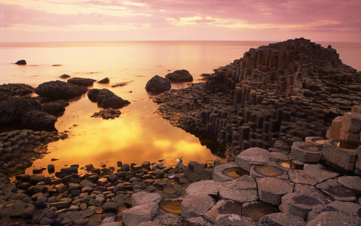 "Basalt Columns of Giant's Causeway" Credit: pictruer / 一元 马 (License: CC BY 2.0)