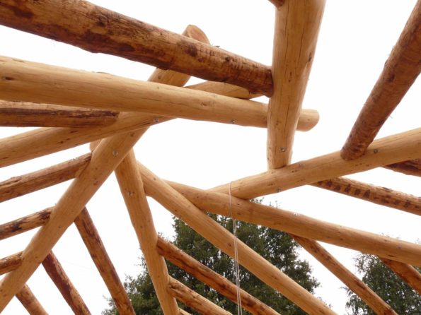 Title: "reciprocal roof made from douglas logs on tire foundations" | Author: Chicki | Source: Wikimedia Commons | License: CC BY-SA 3.0