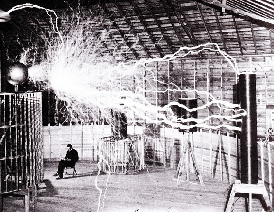Title: Nikola Tesla relajandose en su laboratorio (Colorado Springs, 1899) | Author: Recuerdos de Pandora | Source: Own work | License: CC BY-SA 2.0