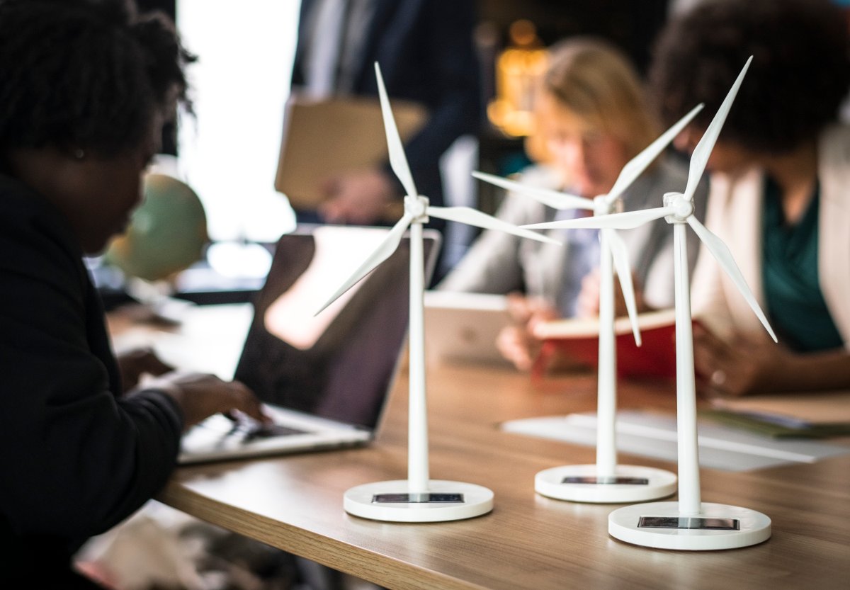 Windmill models on a meeting table | License: CC0