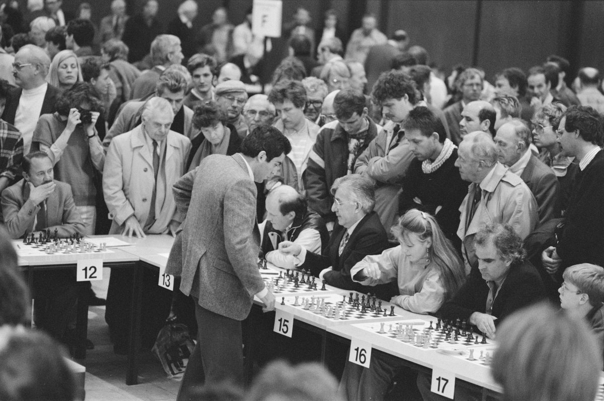 Persconferentie Grandmasters Association; simultaanschaker Kasparov | Author:  | Source: National Archives of the Netherlands | License: CC0
