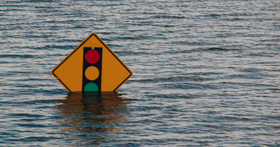 Traffic light sign underwater | Credit: @kellysikkema on Unsplash | License: CC0