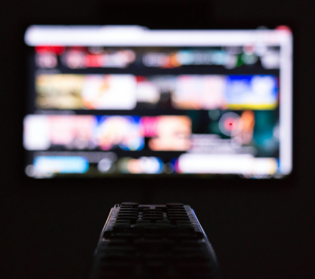 a remote control sitting in front of a television | Credit: @pinho | License: CC0